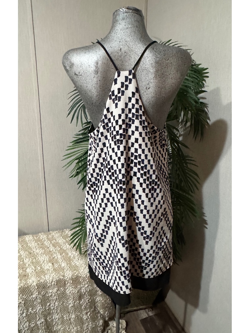 Le Lis Modern Casual Women's Dress Size Medium - Picture 2 of 8